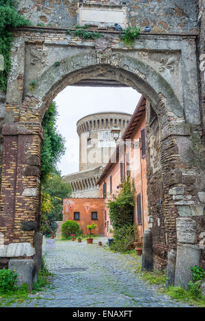 I dettagli nella città vecchia di Ostia, Roma, Italia. un antico arco romano con vicoli e palazzi, weathered ma ristrutturato. Foto Stock