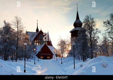 Chiesa di legno in inverno con neve a Kiruna, Svezia Foto Stock