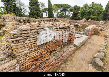 I dettagli nella città vecchia di Ostia, Roma, Italia. Le rovine di un antico cimitero romano (tombe alley cartello). Foto Stock