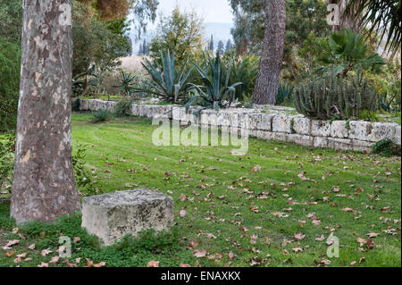 I giardini di Il Biviere, Catania, Sicilia, Italia. Una volta un porto romano, l'antico Romano quays rimangono in giardino Foto Stock