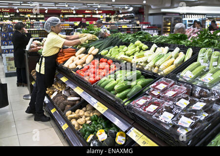 dh Wellcome CAUSEWAY BAY HONG KONG Supermarket operaio cinese impilato scaffale verdure corsia super mercato cina Foto Stock