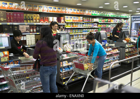 dh Wellcome CAUSEWAY BAY HONG KONG clienti cinesi checkout supermercato cina super mercato Foto Stock