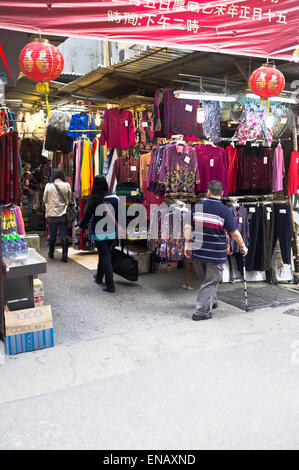 Dh Jardines bazaar Causeway Bay Hong Kong persone entrare vestiti jardine mezzaluna di mercato Foto Stock