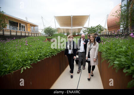 Milano, Italia - 1 Maggio 2015: UK Pavilion come Expo Milano 2015 fiera mondiale dà dei calci fuori sotto la pioggia. Il padiglione è progettato da Nottingham-basato artista Wolfgang contrafforte in collaborazione con l'ingegnere Tristan Simmonds e Manchester-base pratica architettonica BDP. Credito: Piero Cruciatti/Alamy Live News Foto Stock