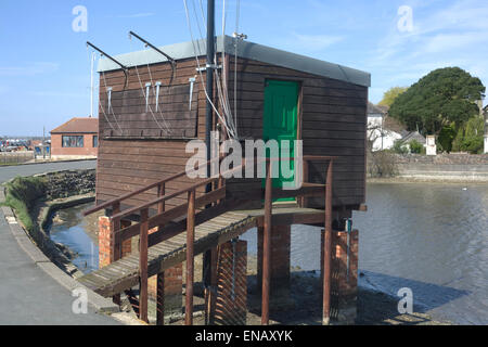 Osservazione di legno nascondi su palafitte in mattoni a Peschici Foto Stock