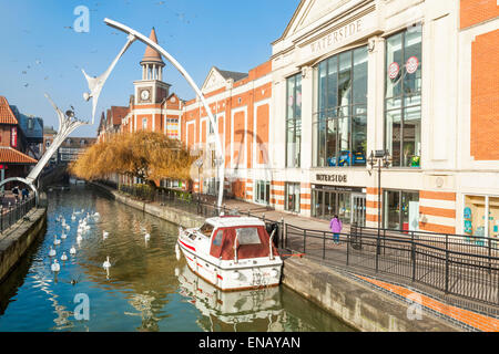 Il fiume Witham, l'Empowerment della scultura e il Waterside shopping centre in Lincoln City Centre, England, Regno Unito Foto Stock