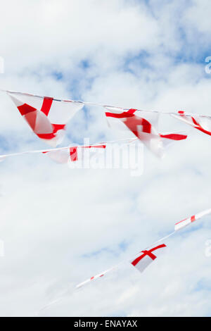 Bunting realizzato dall'Inghilterra bandiere soffia selvaggiamente nel vento e visto dal di sotto, England, Regno Unito Foto Stock