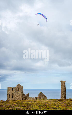 Wheal coates old tin mine ruin in cornwall england uk with para glider Foto Stock