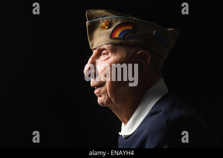 Dachau, Germania. 30 apr, 2015. Ex soldato americano della 42a divisione di fanteria, James R. Pettus (90) è visto a Dachau, Germania, 30 aprile 2015. Pettus e la sua divisione ha contribuito a liberare i prigionieri di Dachau concentrazione camp. Foto: Tobias Hase/dpa/Alamy Live News Foto Stock