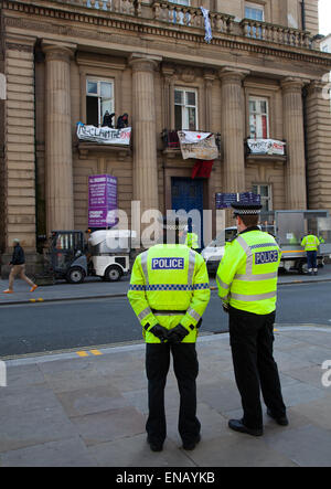 Liverpool, Merseyside, 1 maggio, 2015. Amore gli attivisti occupare Liverpool bank building in Castle Street voto per bloccare direttamente nell'archivio se ufficiali giudiziari di cercare di strappare loro. In nuove tattiche di oggi Polizia di Merseyside emettere ordini di dispersione di simpatizzanti la fornitura di cibo e di acqua per gli occupanti della vecchia banca. Amore gli attivisti sono resistendo un previsto lo sfratto da una storica ex Liverpool city center building che hanno trasformato in un sistema illegale di ricovero per senzatetto. Credito: Mar fotografico/Alamy Live News Foto Stock