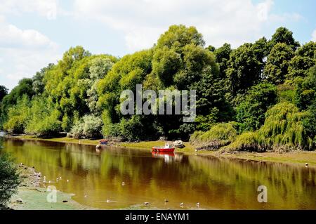 Vista lungo il fiume Dee con barche ormeggiate sul litorale di Chester, Cheshire, Inghilterra, Regno Unito, Europa occidentale. Foto Stock