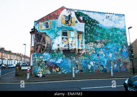 Grande Splash murale di strada in strada di Glenelg da Christine Thomas nel 1985 in Brixton a sud di Londra Foto Stock