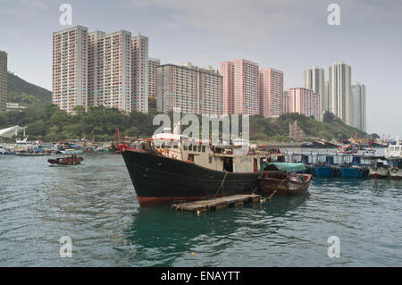 Dh porto di Aberdeen ABERDEEN HONG KONG pesca barca ancorata in porto Ap lei Chau highrise appartamenti Foto Stock