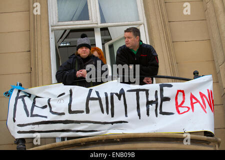 Liverpool, Merseyside, 1 maggio, 2015. Recuperare la banca   Amore attivisti occupare Liverpool bank building in Castle Street voto per bloccare direttamente nell'archivio se ufficiali giudiziari di cercare di strappare loro. In nuove tattiche di oggi Polizia di Merseyside emettere ordini di dispersione di simpatizzanti la fornitura di cibo e di acqua per gli occupanti della vecchia banca. Amore gli attivisti sono resistendo un previsto lo sfratto da una storica ex Liverpool city center building che hanno trasformato in un sistema illegale di ricovero per senzatetto. Credito: Mar fotografico/Alamy Live News Foto Stock