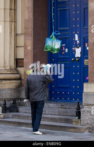 Liverpool, Merseyside, 1 maggio, 2015. La consegna delle forniture per i senzatetto. Amore gli attivisti occupare Liverpool bank building in Castle Street voto per bloccare direttamente nell'archivio se ufficiali giudiziari di cercare di strappare loro. In nuove tattiche di oggi Polizia di Merseyside emettere ordini di dispersione di simpatizzanti la fornitura di cibo e di acqua per gli occupanti della vecchia banca. Amore gli attivisti sono resistendo un previsto lo sfratto da una storica ex Liverpool city center building che hanno trasformato in un sistema illegale di ricovero per senzatetto. Credito: Mar fotografico/Alamy Live News Foto Stock