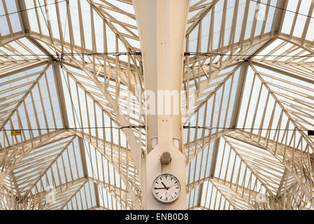 Scale che conducono alla piattaforma con Santiago Calatrava progettati tetto. Lisbona, Portogallo Foto Stock