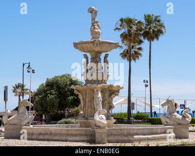 Fontana in corrispondenza della giunzione di Avenida Juan Carlos I e la Avenida de Espana a Estepona Foto Stock