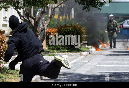 Atene, Grecia. Il 1 maggio, 2015. I manifestanti si scontrano con greca polizia antisommossa durante il giorno di maggio dimostrazioni, la marcatura del lavoro internazionale del giorno, Atene, 1 maggio 2015. La Grecia è stata afferrata da una 24 ore di sciopero generale il venerdì con anti-austerità rally svoltasi a livello nazionale per contrassegnare la Giornata del Lavoro. (Xinhua/Marios Lolos)(bxq) Credito: Xinhua/Alamy Live News Foto Stock