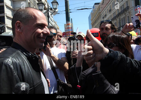 Atene, Grecia. Il 1 maggio, 2015. Il Ministro greco delle finanze Yanis Varoufakis partecipa al giorno di maggio rally nel centro di Atene, Atene, Maggio 1, 2015. La Grecia è stata afferrata da una 24 ore di sciopero generale il venerdì con anti-austerità rally svoltasi a livello nazionale per contrassegnare la Giornata del Lavoro. (Xinhua/Marios Lolos)(bxq) Credito: Xinhua/Alamy Live News Foto Stock