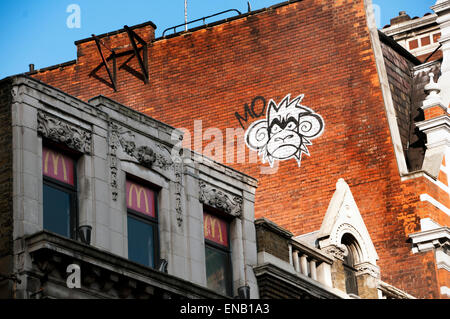 Graffiti monkey da artista di strada Mighty Mo sul lato dell'edificio in Oxford Street Londra Foto Stock