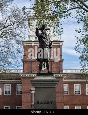 Independence Hall e Commodore Barry statua, Philadelphia, Pennsylvania, STATI UNITI D'AMERICA Foto Stock