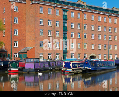 Narrowboats in marina a Macclesfield Canal, Macclesfield, Cheshire, Inghilterra, Regno Unito Foto Stock