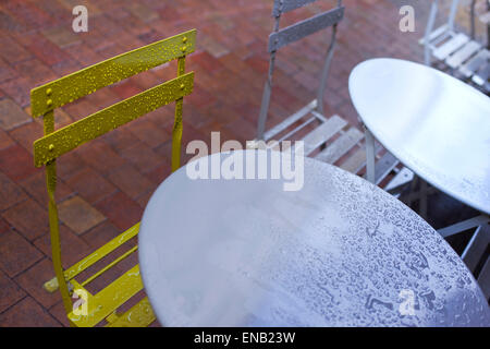 Tavolo e sedie sulla terrazza di un bistro francese Foto Stock