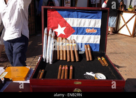 Cubani sigari Cohiba nella casella nel display al mercato, Spagna. Foto Stock