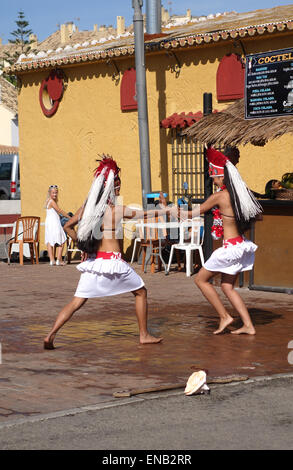 Due danzatori Hawaiiani eseguire durante la fiera internazionale dei paesi, Fuengirola, Spagna. Foto Stock