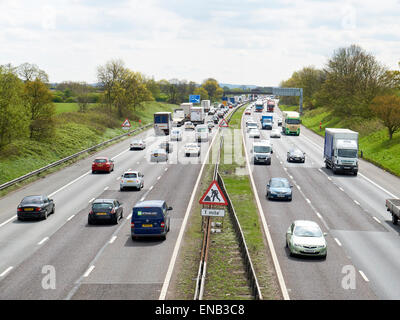 Sandbach, Cheshire, Regno Unito, 01 maggio 2015. Il traffico è edificio fino all'inizio del bank holiday allo svincolo 17 M6. Guardando verso sud. Brinkstock/Alamy Live News Foto Stock