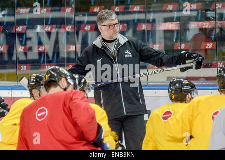 Praga, Repubblica Ceca. 01 Maggio, 2015. Germania trainer di Pat Cortina (C) parla al suo team durante il corso di formazione per i Campionati Mondiali di Hockey su ghiaccio della Tipsport Arena di Praga Repubblica Ceca, 01 maggio 2015. Foto: ARMIN WEIGEL/dpa/Alamy Live News Foto Stock