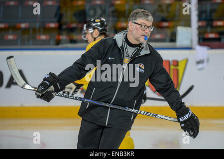 Praga, Repubblica Ceca. 01 Maggio, 2015. Germania allenatore Pat Cortina sorge sul ghiaccio durante la formazione del team per i Campionati Mondiali di Hockey su ghiaccio della Tipsport Arena di Praga Repubblica Ceca, 01 Maggio 2015.Foto: ARMIN WEIGEL/dpa/Alamy Live News Foto Stock