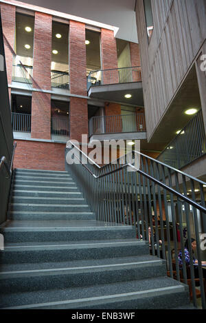 In Irlanda del Nord, Belfast, Cathedral Quarter. Il MAC in St Annes piazza progettata da Hackett & Hall architetti. Foto Stock