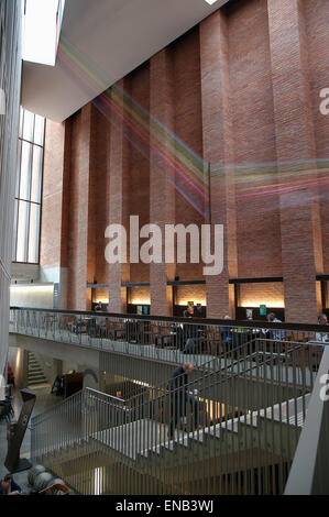 In Irlanda del Nord, Belfast, Cathedral Quarter. Il MAC in St Annes piazza progettata da Hackett & Hall architetti. Foto Stock