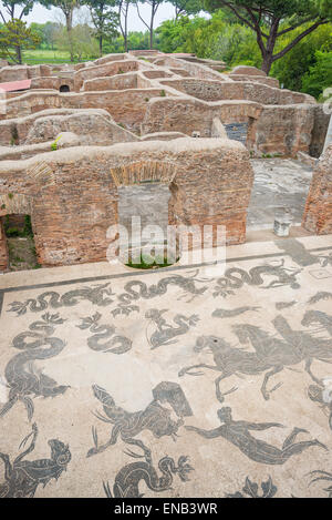 I dettagli nella città vecchia di Ostia, Roma, Italia. Le rovine di un antico romano stabilimento termale con mosaico sul pavimento. Foto Stock