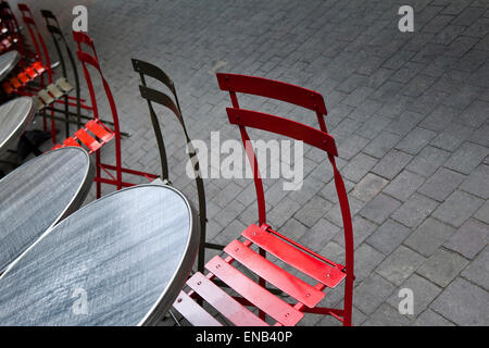 Tavolo e sedie sulla terrazza di un bistro francese Foto Stock