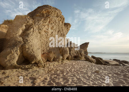 Tramonto su una spiaggia deserta con rocce in Loredo Cantabria, SPAGNA Foto Stock