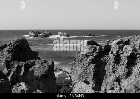 Scogliera sulla spiaggia Ris, Noja Cantabria, Spagna, Europa Foto Stock