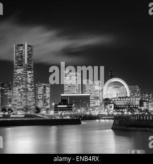 Una lunga esposizione vista notturna di Minatomirai bay area a Yokohama, Giappone Foto Stock