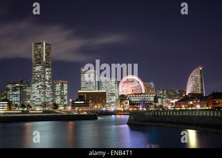 Una lunga esposizione vista notturna di Minatomirai bay area a Yokohama, Giappone Foto Stock