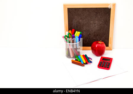 Studiare con matite colorate e calcolatrice Foto Stock