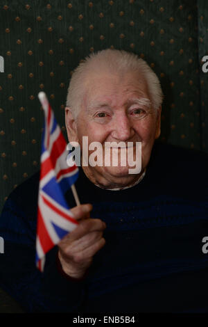 Barnsley, Regno Unito. Il 1 maggio 2015. 90 enne Eric Cooper è mostrato godendo di un inizio di giornata VE settantesimo anniversario party presso una casa di cura in Barnsley, South Yorkshire, Regno Unito. Immagine: Scott Bairstow/Alamy Foto Stock