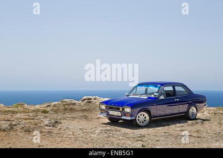 Ford Escort MKI a Malta sulle scogliere di Dingli Foto Stock