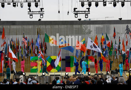 Milano, Italia. Il 1 maggio, 2015. I volontari di portare le bandiere di paesi e organizzazioni al palco principale alla cerimonia di apertura della Expo Milano 2015 in Italia, a Milano, 1 maggio 2015. L'Expo Milano 2015 è iniziato qui il venerdì con lo scopo di dare una risposta concreta alle necessità vitale per l umanità per garantire una sufficiente cibo sano per tutti rispettando la natura. Credito: Voi Pingfan/Xinhua/Alamy Live News Foto Stock