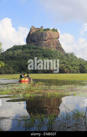 Turisti che si godono una corsa su elefante, Roccia di Sigiriya palazzo antico quartiere di Matale, provincia centrale, Sri Lanka, Asia Foto Stock