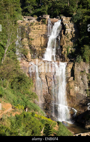 Abbassare Ramboda Falls cascata, Ramboda Oya fiume, vicino a Nuwara Eliya, provincia centrale, Sri Lanka, Asia Foto Stock