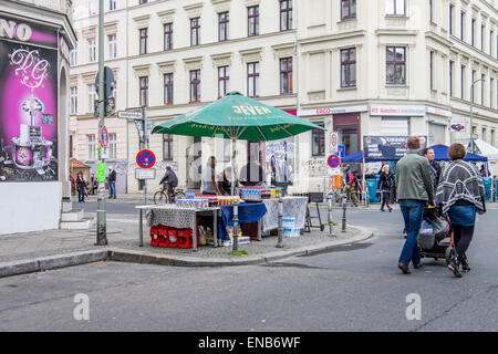 Kreuzberg di Berlino, Germania, 1 maggio, 2015. Giorno di maggio, la festa dei lavoratori o il giorno della festa dei lavoratori viene celebrata il 1 maggio ed è un giorno festivo in Germania. A Berlino la più grande festa del lavoro feste prendere posto nella zona di Kreuzberg. Le strade sono chiuse, titolari di stallo lungo le strade di vendita alimentari, bande play, e dj intrattengono il pubblico. Attivisti politici sono disegnati a caso e vi è una grande presenza di polizia. La gente della campagna per i diritti dei lavoratori in questo giorno e possono partecipare alle marche o rally. Foto Stock