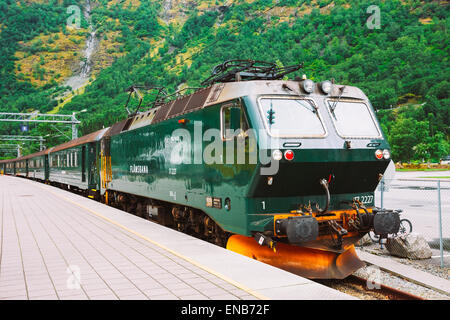 FLAM, Norvegia - 2 Agosto 2014: Flamsbahn In Flam, Norvegia. Verde treno norvegese su ferrovia Foto Stock