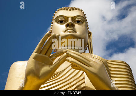 Golden gigantesca statua di Buddha a Dambulla tempio nella grotta complessa, Sri Lanka, Asia Foto Stock