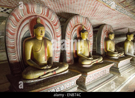 Buddha seduto figure all'interno di Dambulla grotta tempio Buddista complessa, Sri Lanka, Asia Foto Stock